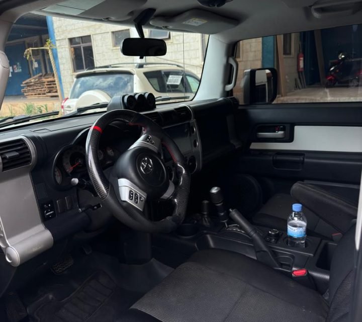 TOYOTA FJ AUTOMATIC 2015 MODIFIED TO 2023 FOR SALE AT 38,500$